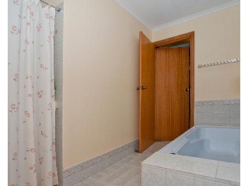 8 Robinson Road, Willaston SA 5118