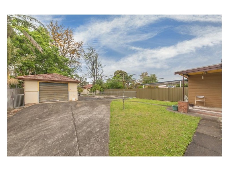 27 Rosemont Ave, Smithfield NSW 2164