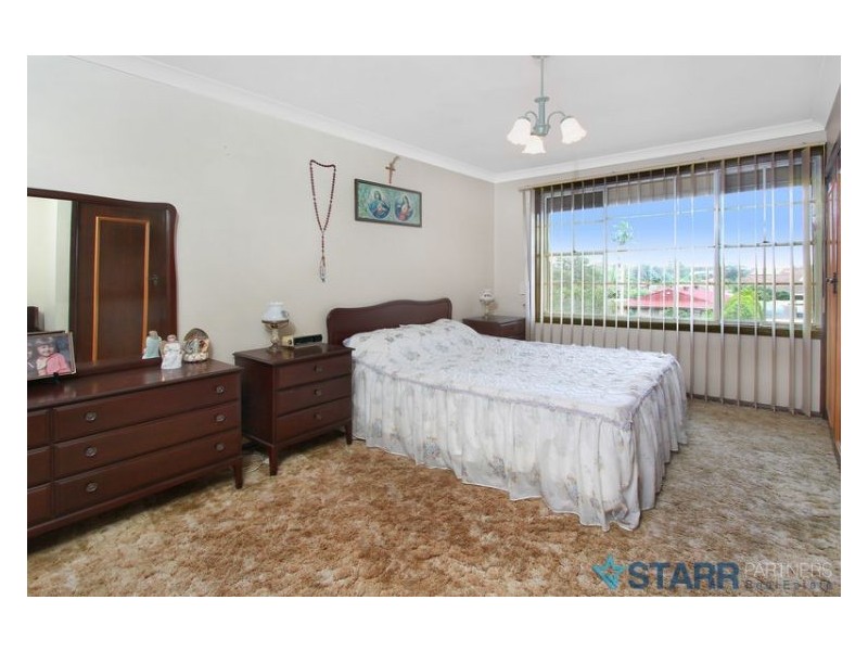 7 Buranda Crescent, St Johns Park NSW 2176