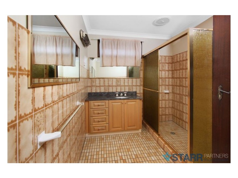 7 Buranda Crescent, St Johns Park NSW 2176