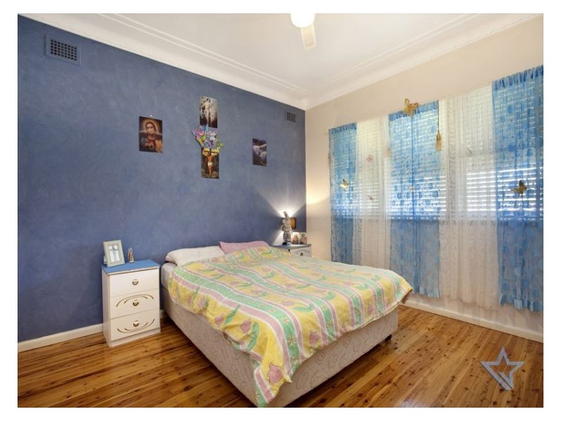 18 Bell Cr, Fairfield NSW 2165