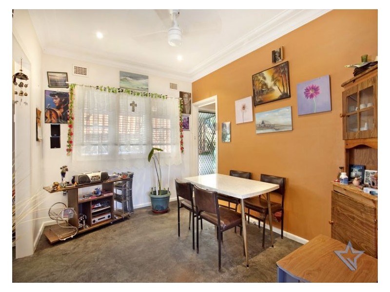 18 Bell Cr, Fairfield NSW 2165