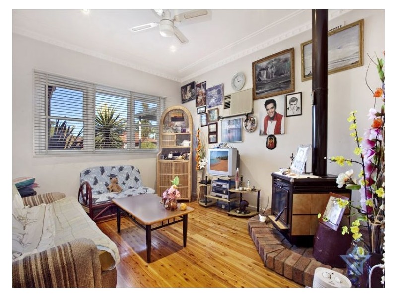 18 Bell Cr, Fairfield NSW 2165