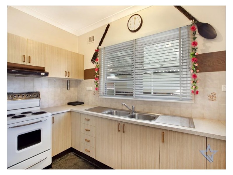 18 Bell Cr, Fairfield NSW 2165