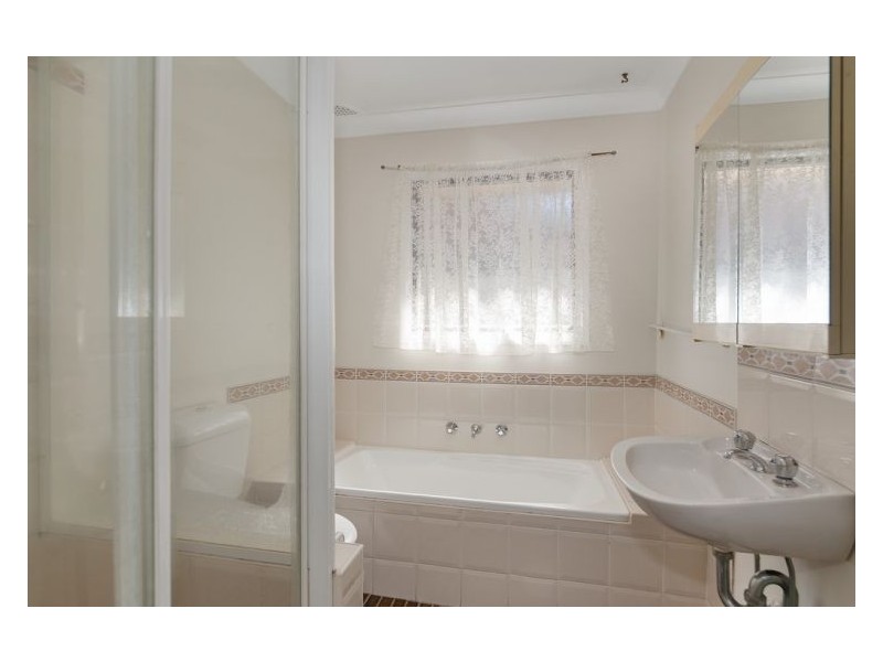 6 Leura Close, Bossley Park NSW 2176