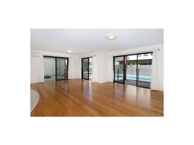 1/2 Suzanne Close, Mudjimba QLD 4564