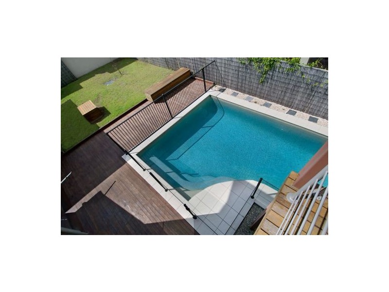 1/2 Suzanne Close, Mudjimba QLD 4564