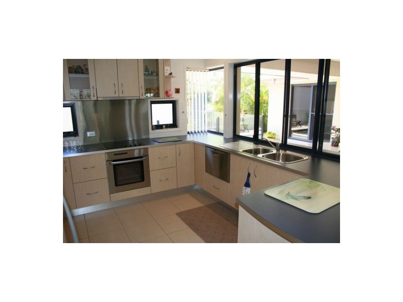 2 Baker Finch Place, Twin Waters QLD 4564