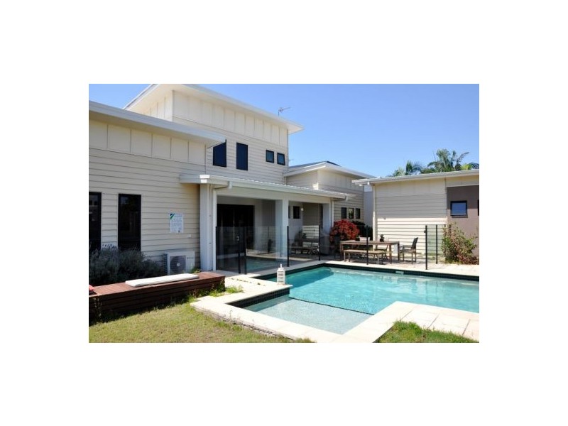 2/4 Stephanie Close, Mudjimba QLD 4564