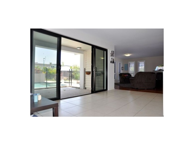 2/4 Stephanie Close, Mudjimba QLD 4564