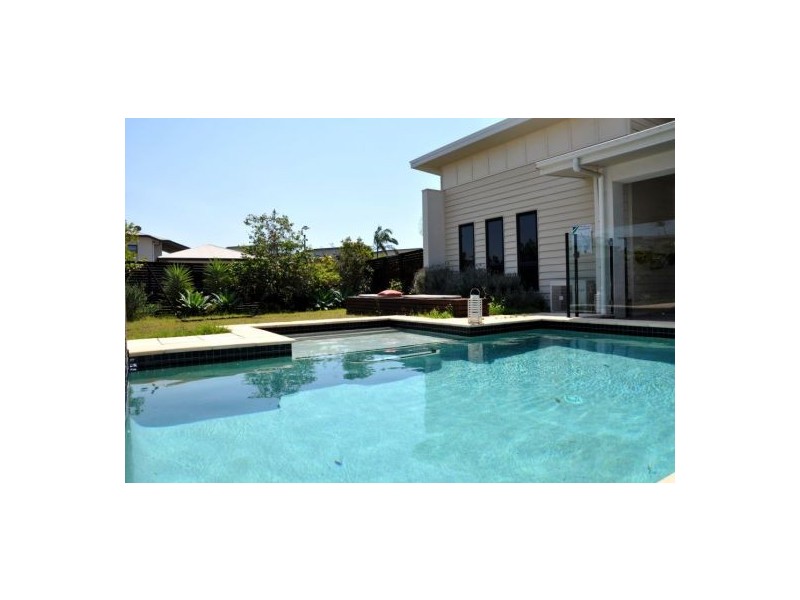 2/4 Stephanie Close, Mudjimba QLD 4564