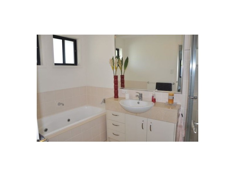2/4 Stephanie Close, Mudjimba QLD 4564