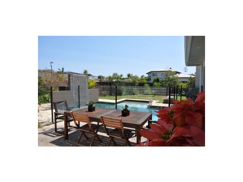 2/4 Stephanie Close, Mudjimba QLD 4564