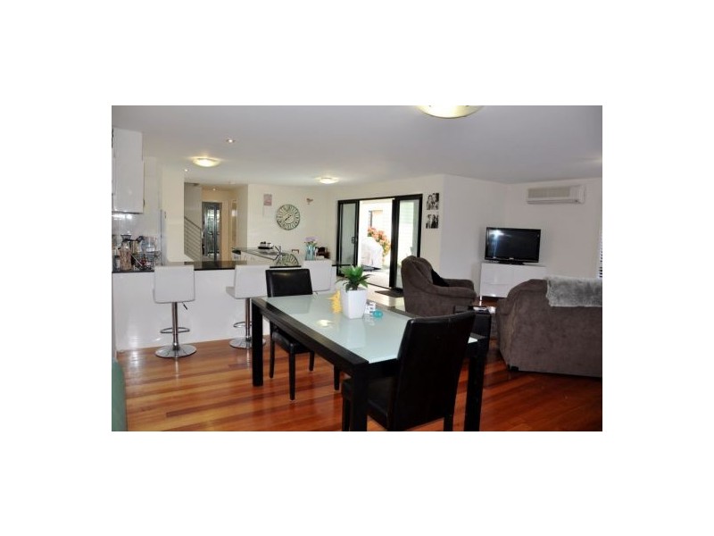 2/4 Stephanie Close, Mudjimba QLD 4564