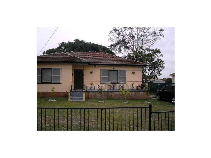 11 Windsor Street, Macquarie Fields NSW 2564