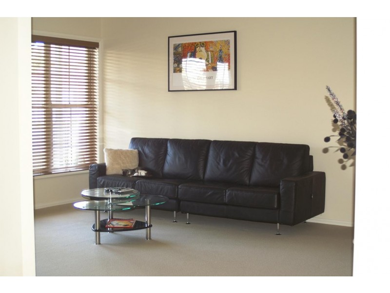 33 Governors Way, Macquarie Links NSW 2565