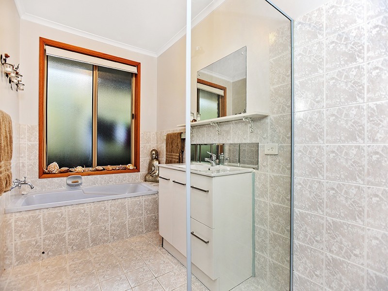 17 Tobin Crescent, Woodcroft SA 5162