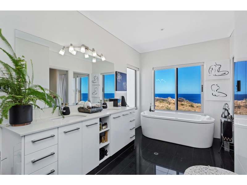 1 Maidencombe Drive, Moana SA 5169