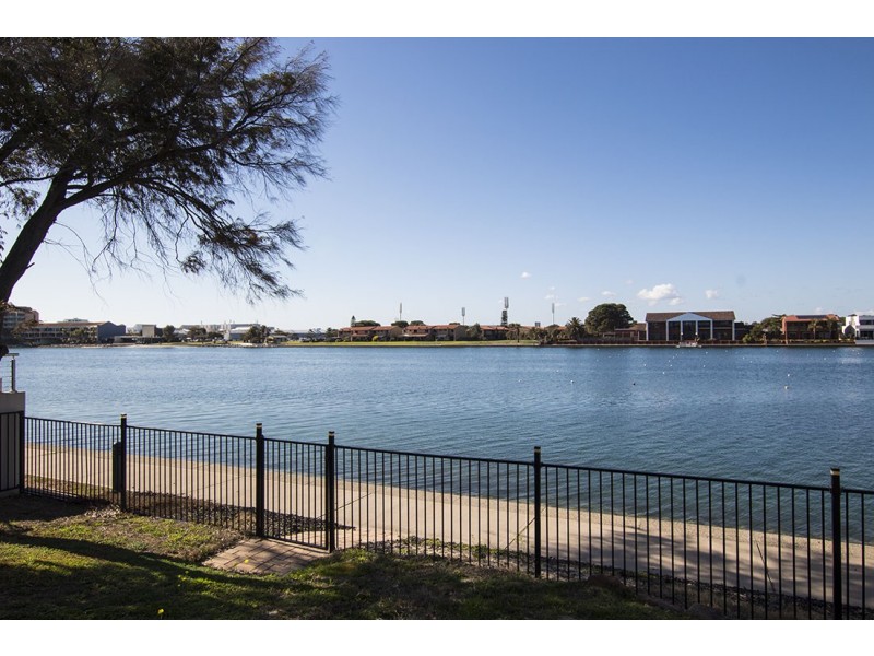 12 Bluelake Court, Tennyson SA 5022