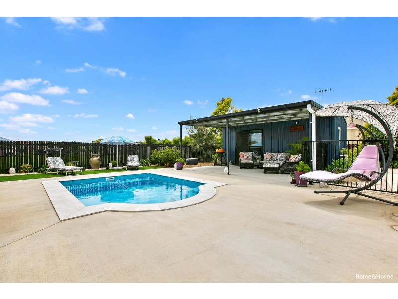 8 Canberra Avenue, Cooloola Cove QLD 4580