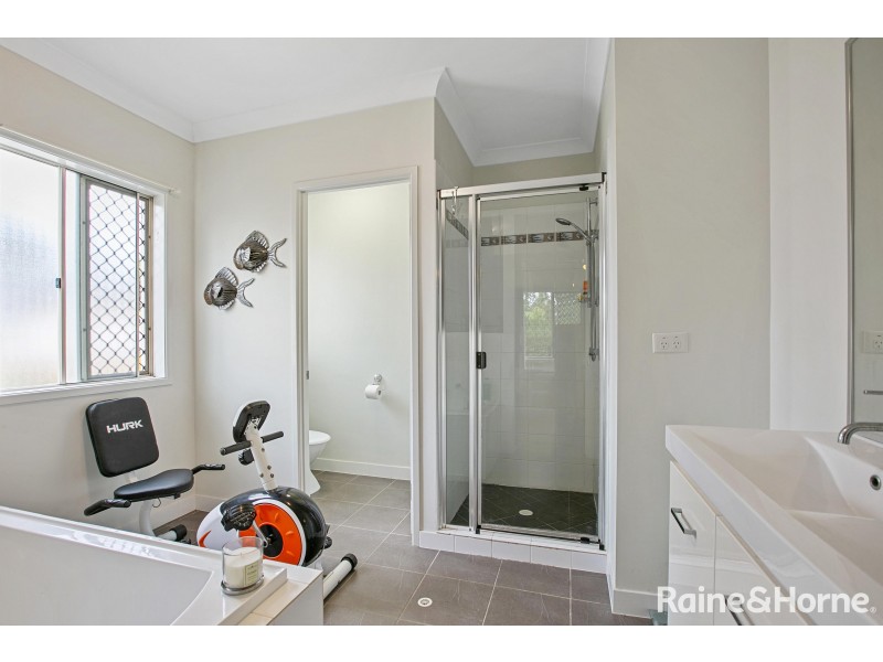 6 Creekside Esplanade, Cooloola Cove QLD 4580