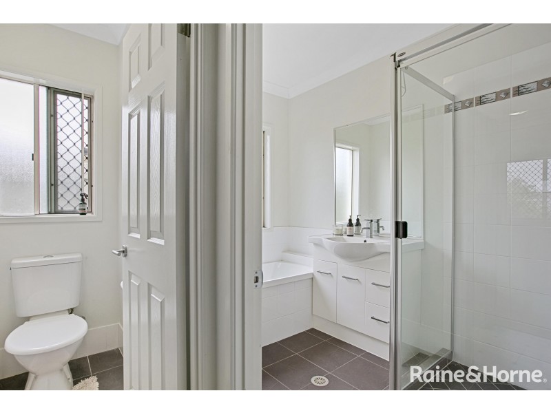 6 Creekside Esplanade, Cooloola Cove QLD 4580