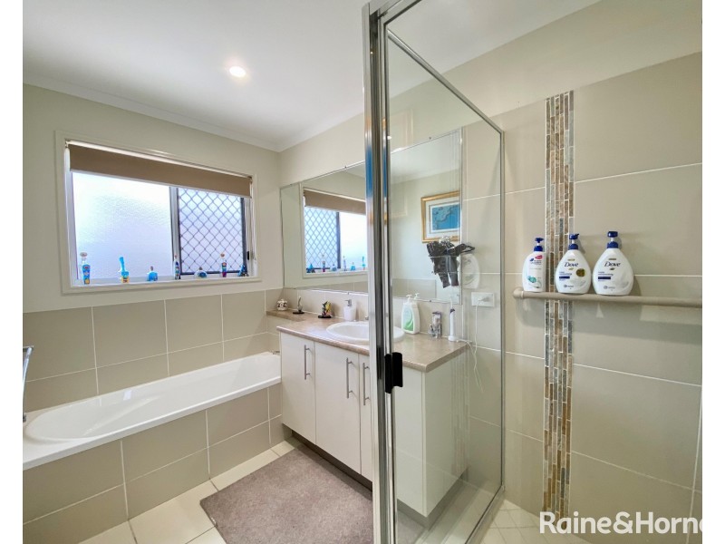 31 Canberra Ave, Cooloola Cove QLD 4580
