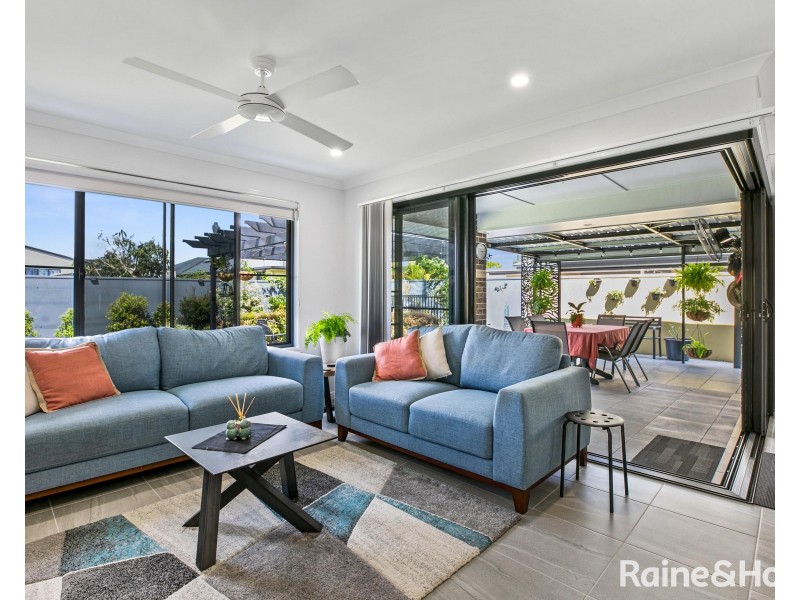 8 Habitat Circuit, Cooloola Cove QLD 4580