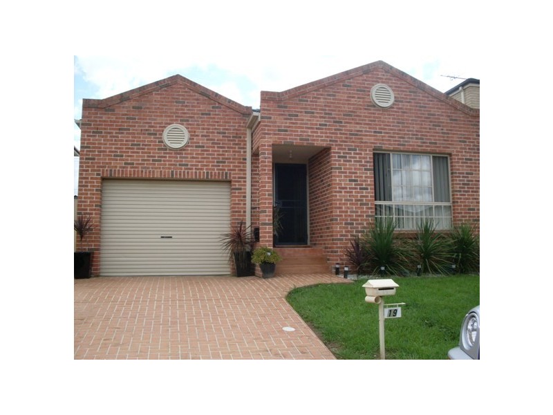 19 McCubbin Pl, Casula NSW 2170