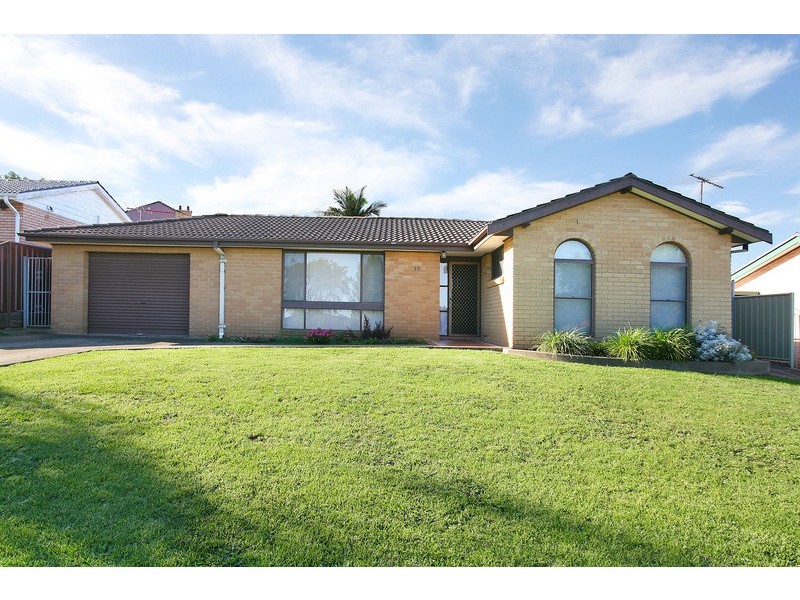 17 Tuncurry St, Bossley Park NSW 2176