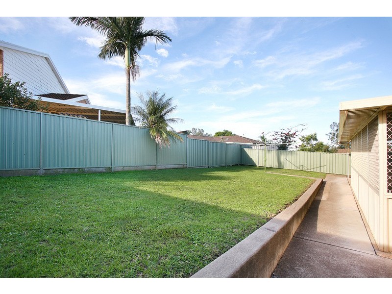 17 Tuncurry St, Bossley Park NSW 2176