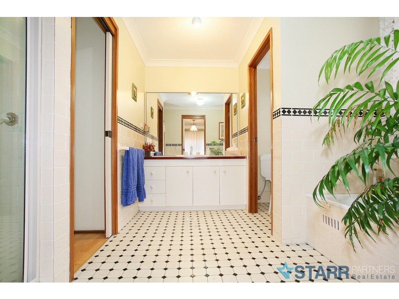 15 Woburn Abbey Ct, Wattle Grove NSW 2173