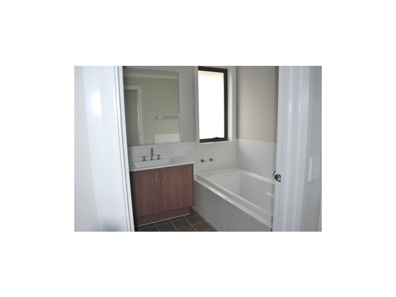 18 Tyne Walk  Rd, Glenfield NSW 2167