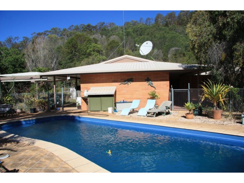 Canina QLD 4570