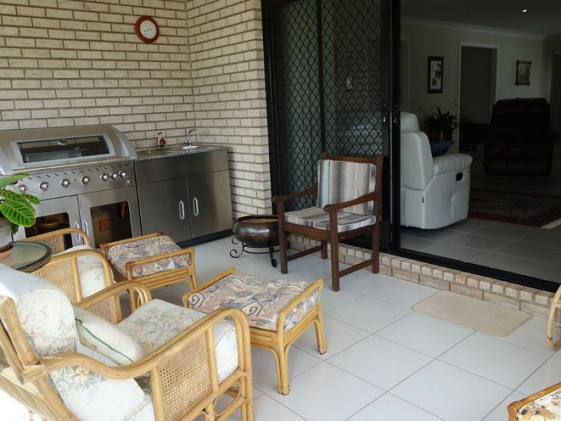 6 Grosvenor Court, Southside QLD 4570