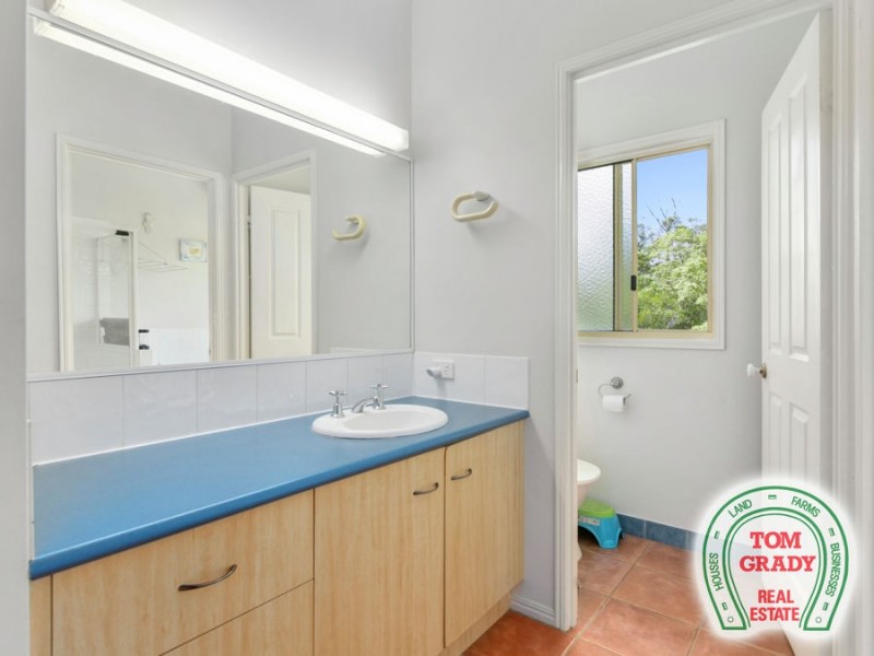 18 Deakin Court, Southside QLD 4570