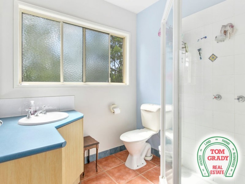 18 Deakin Court, Southside QLD 4570