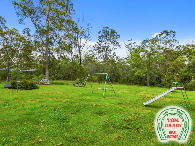 18 Deakin Court, Southside QLD 4570