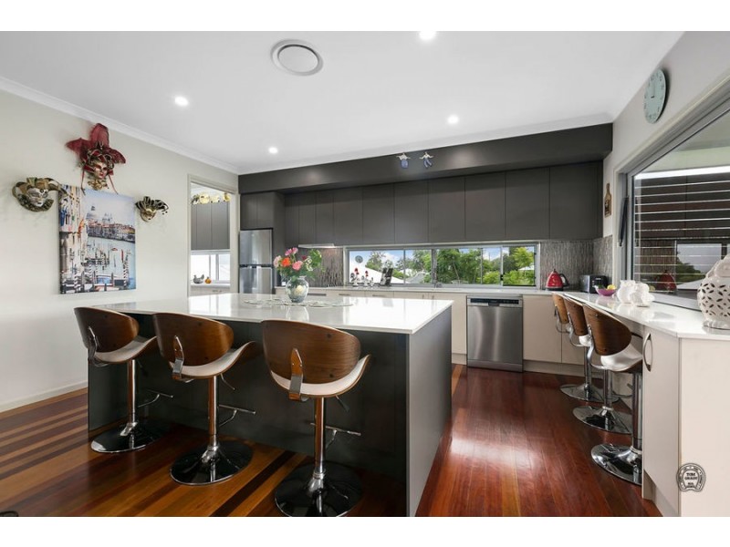 5 Diamond Court, Southside QLD 4570