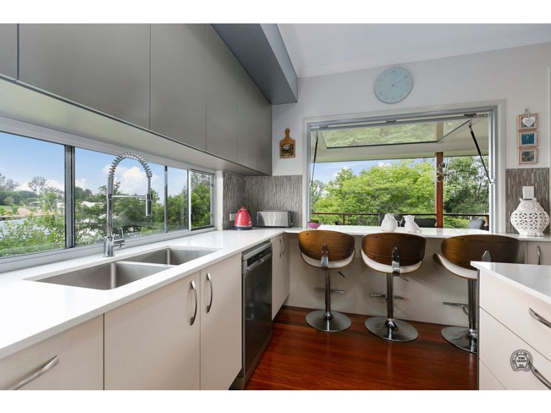 5 Diamond Court, Southside QLD 4570