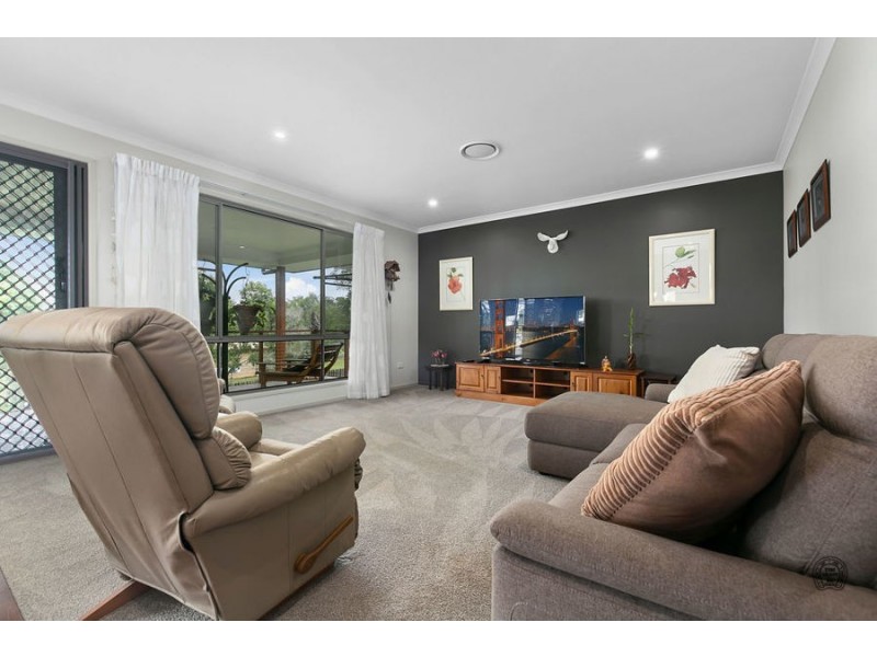 5 Diamond Court, Southside QLD 4570