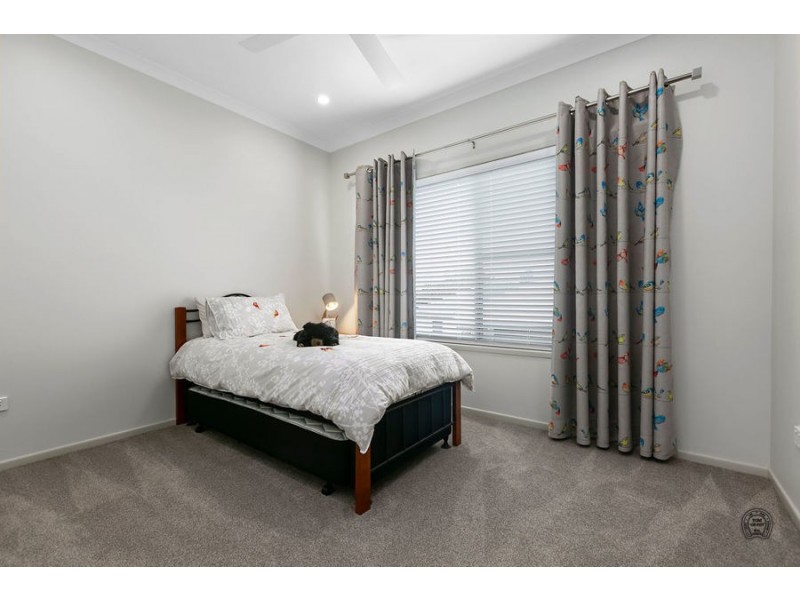 5 Diamond Court, Southside QLD 4570