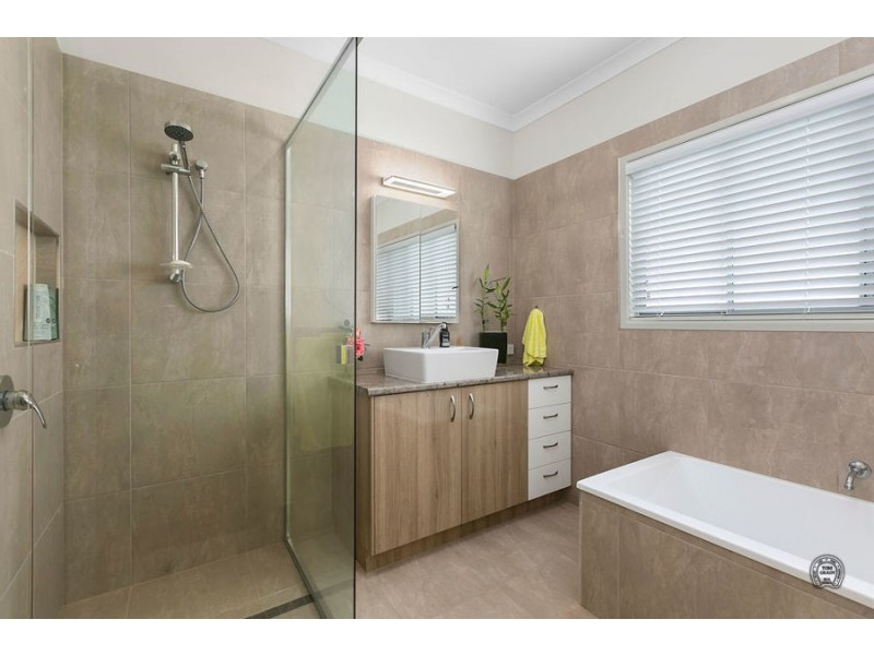 5 Diamond Court, Southside QLD 4570