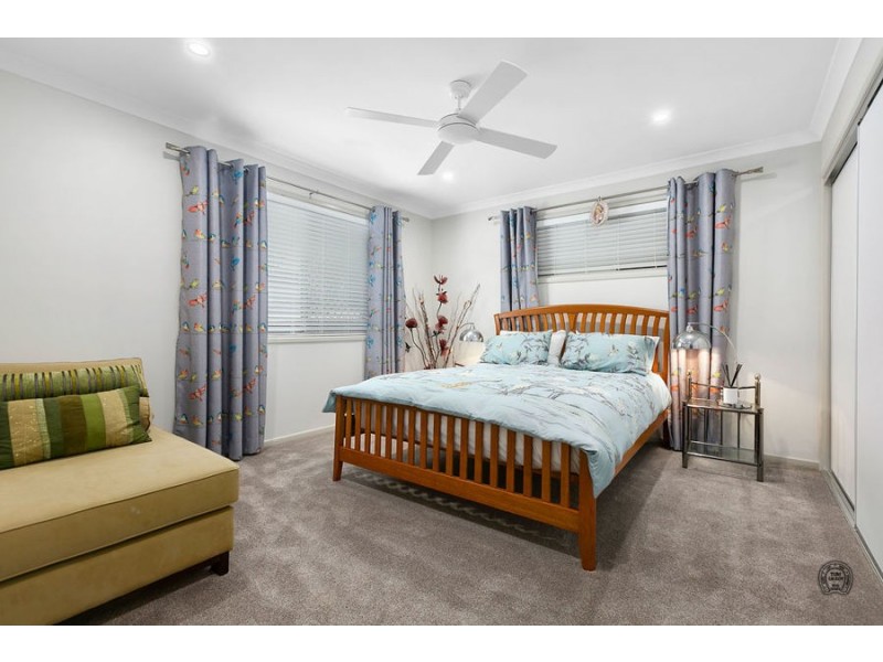 5 Diamond Court, Southside QLD 4570