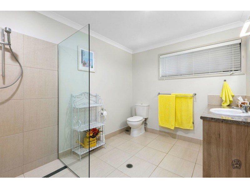 5 Diamond Court, Southside QLD 4570