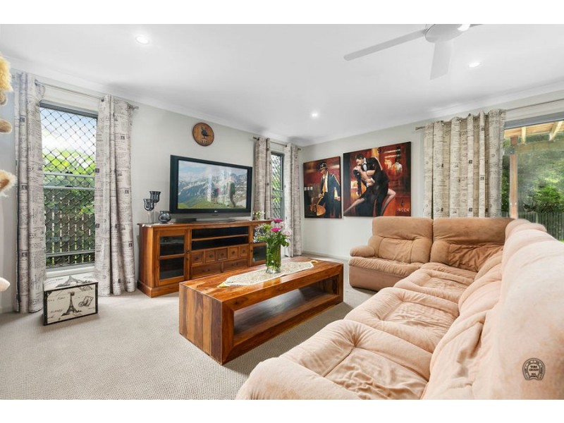 5 Diamond Court, Southside QLD 4570