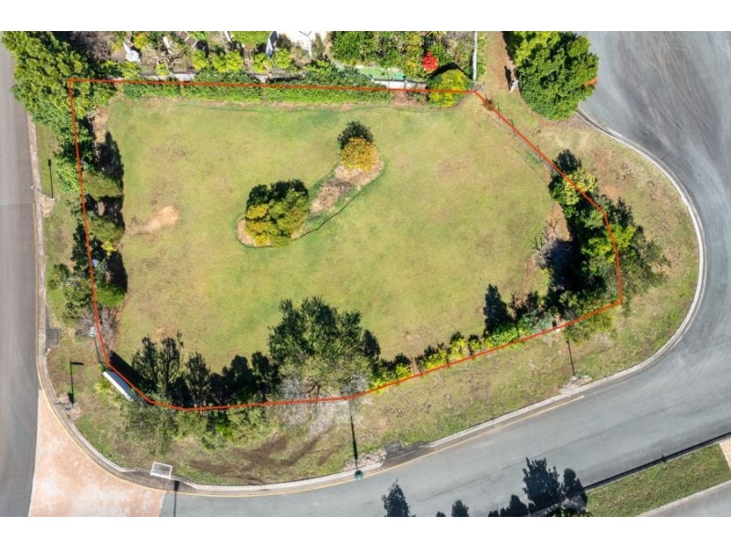 1 Pinnacle Court, Jones Hill QLD 4570