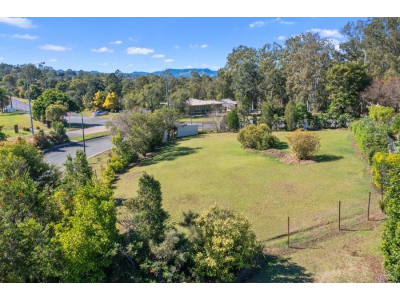 1 Pinnacle Court, Jones Hill QLD 4570