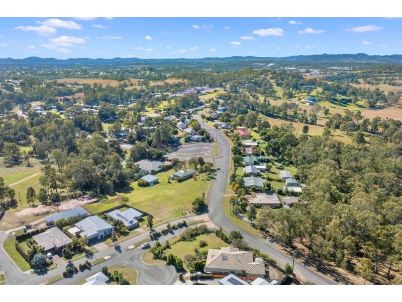 1 Pinnacle Court, Jones Hill QLD 4570