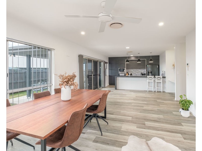 18 Cambridge Circuit, Southside QLD 4570